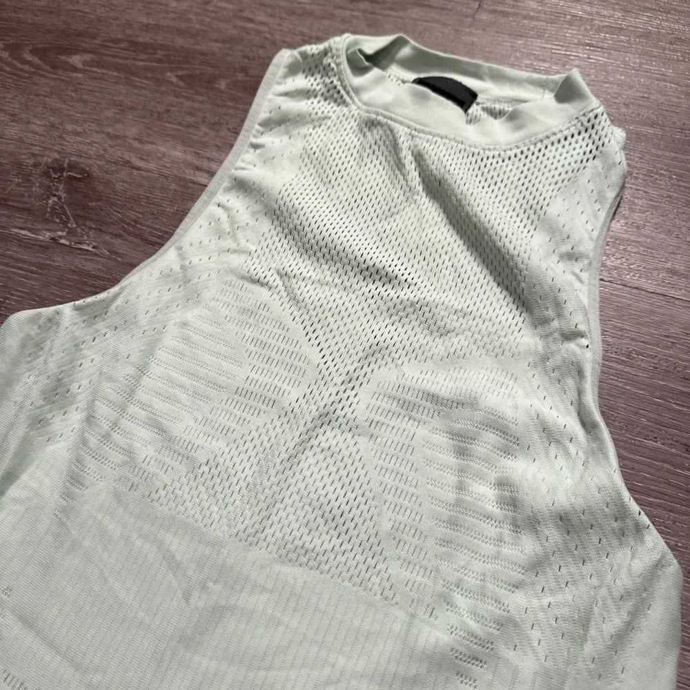 Nike Tank Top Womens Medium Green Nylon City Ready Seamless Mesh Crop CU5190-336